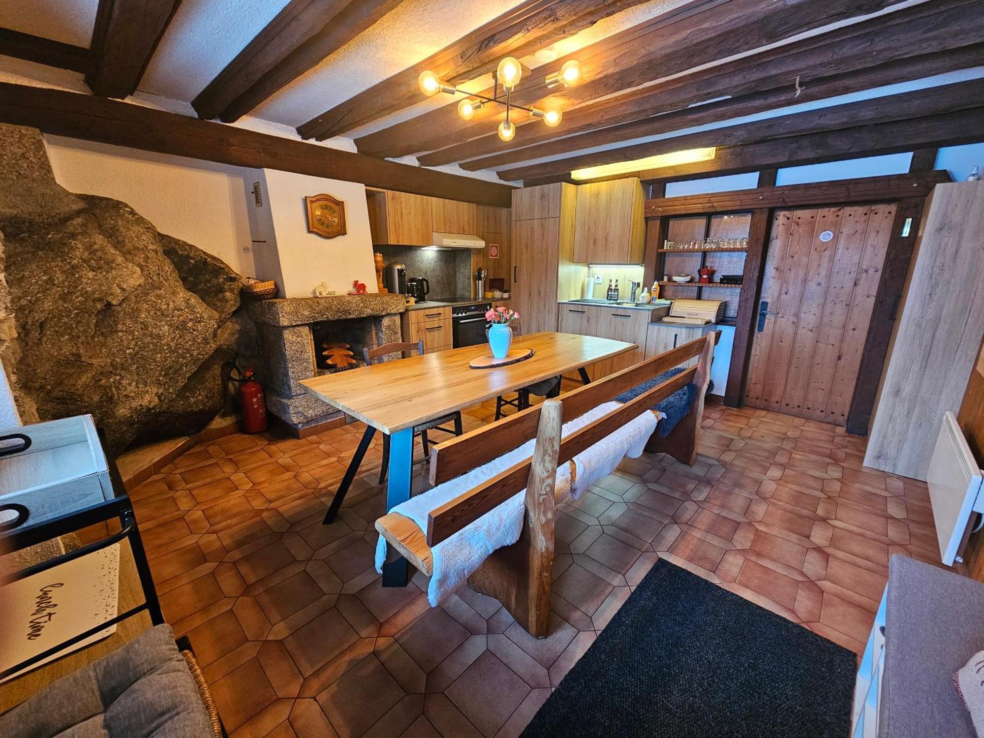 Petit Chalet Rustique Et Bucolique Bovernier エクステリア 写真